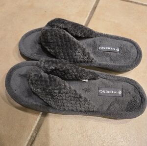 Merence Gray Plush Flip Flop Sandals Slippers Brand New Size 7-8